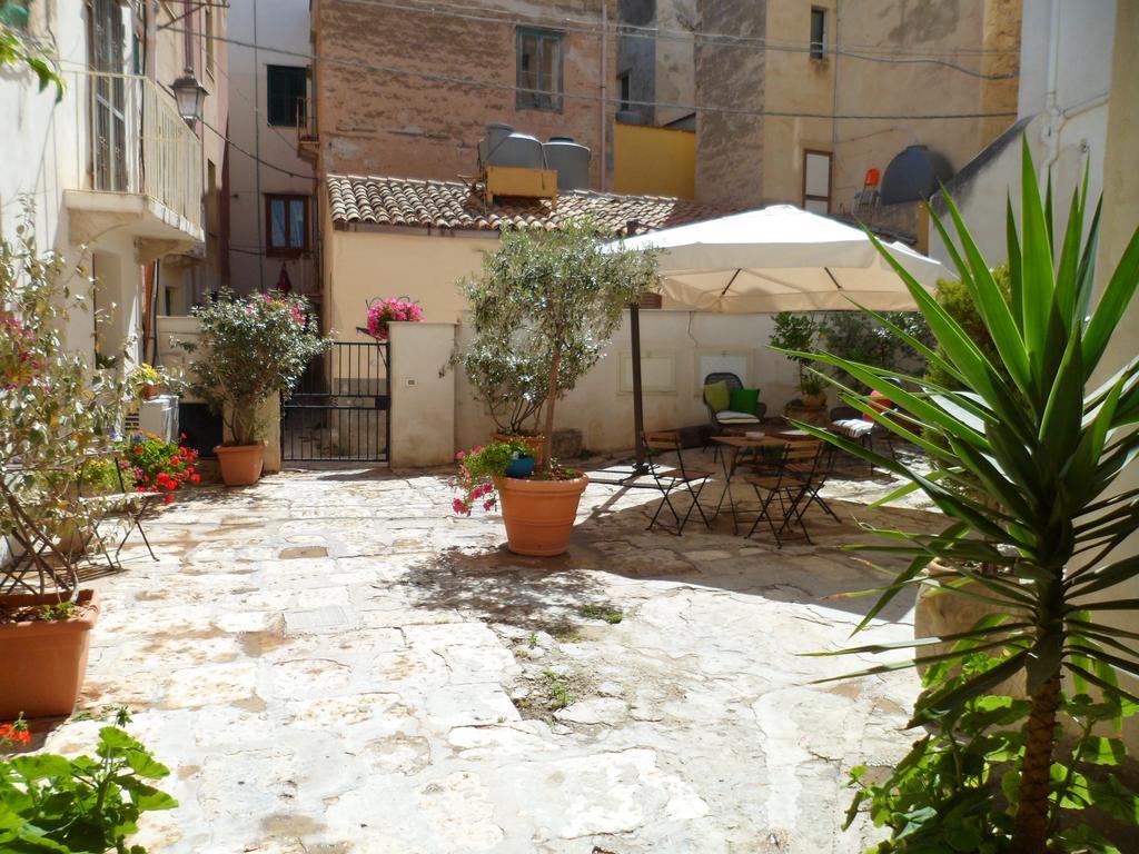 Aparthotel Cortile Antico Trapani Esterno foto