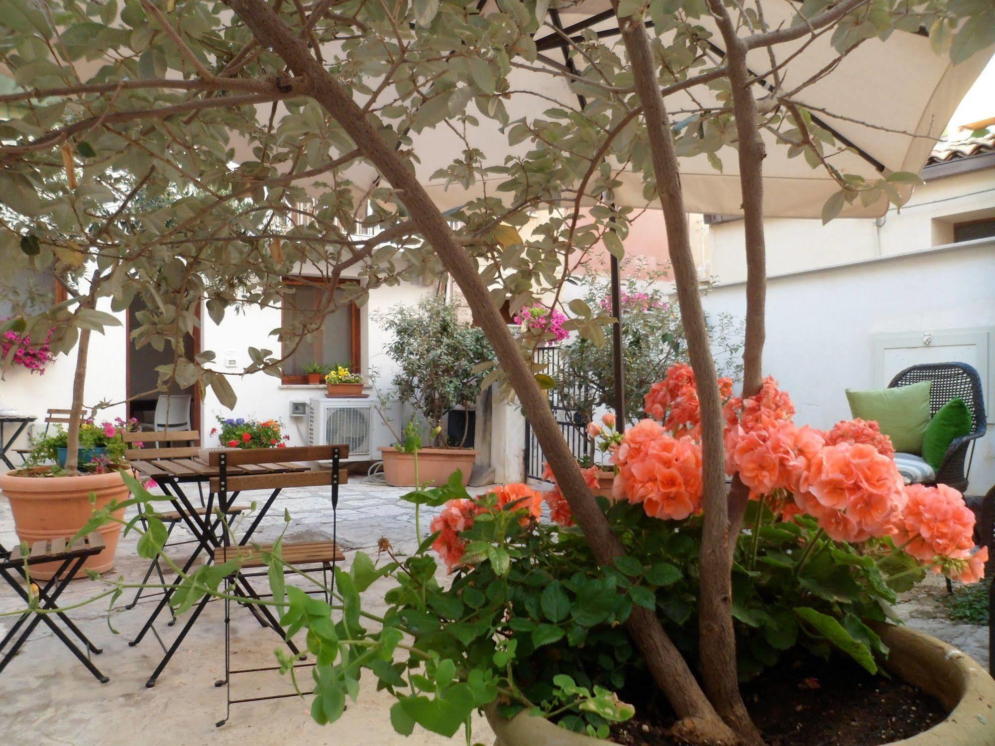 Aparthotel Cortile Antico Trapani Esterno foto