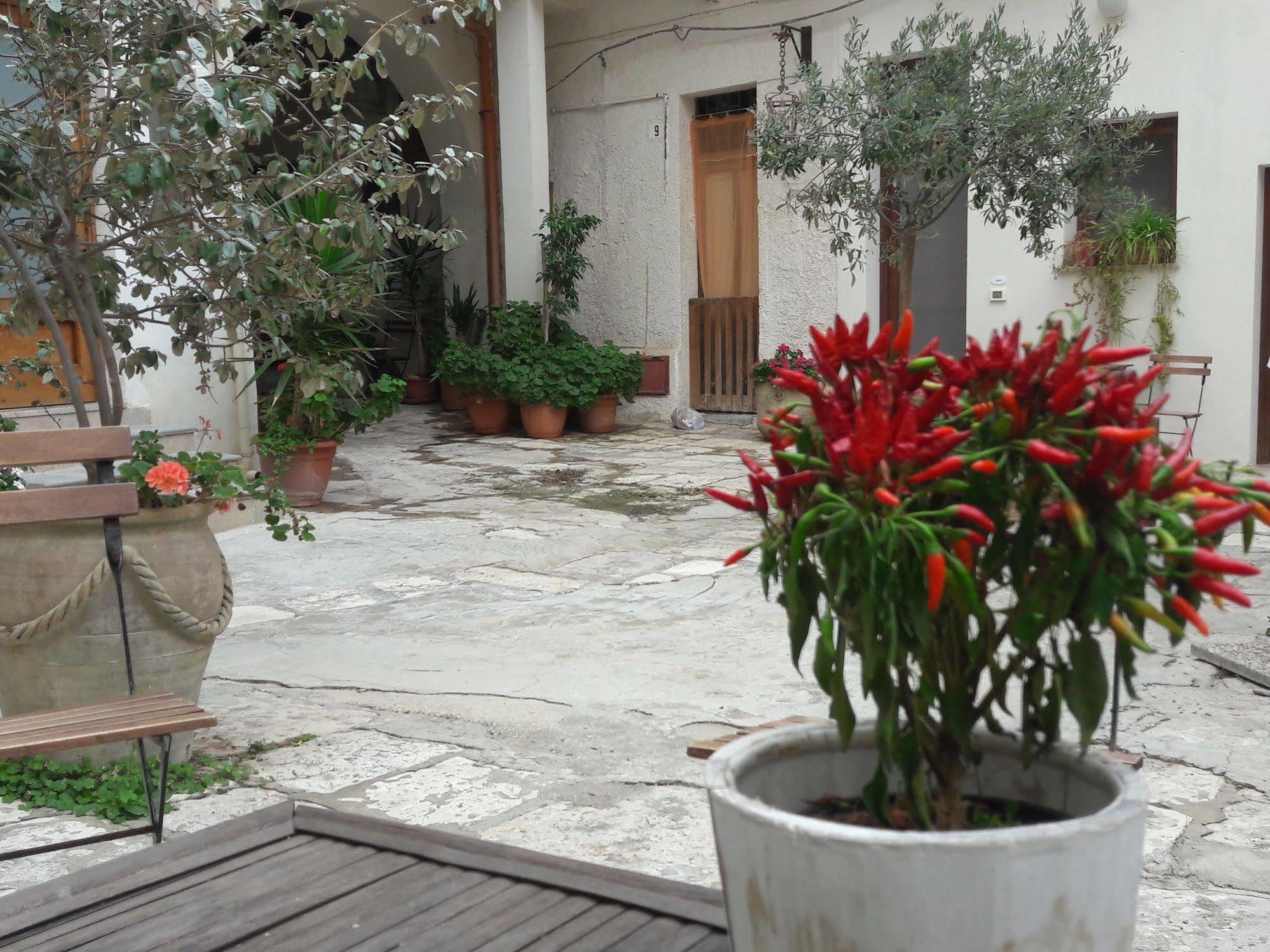 Aparthotel Cortile Antico Trapani Esterno foto