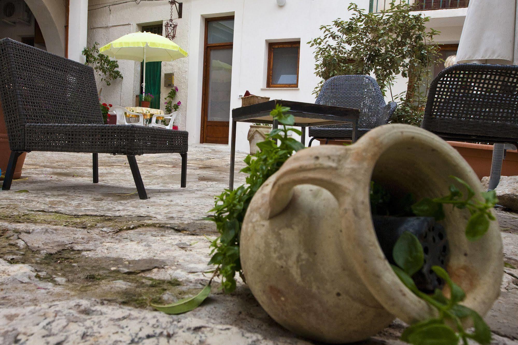 Aparthotel Cortile Antico Trapani Esterno foto